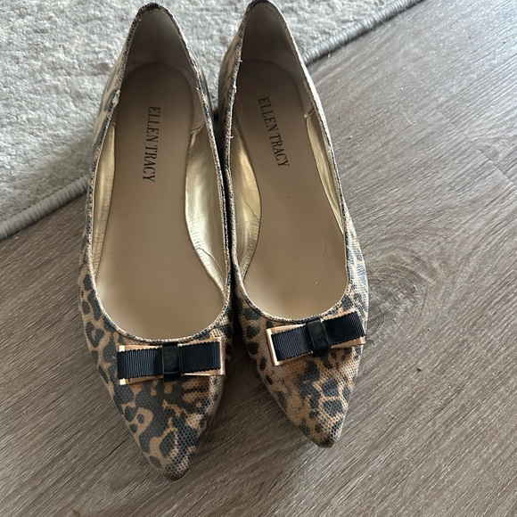 Women’s size 6M pointy flats. Narrow flats. - Picture 4 of 4